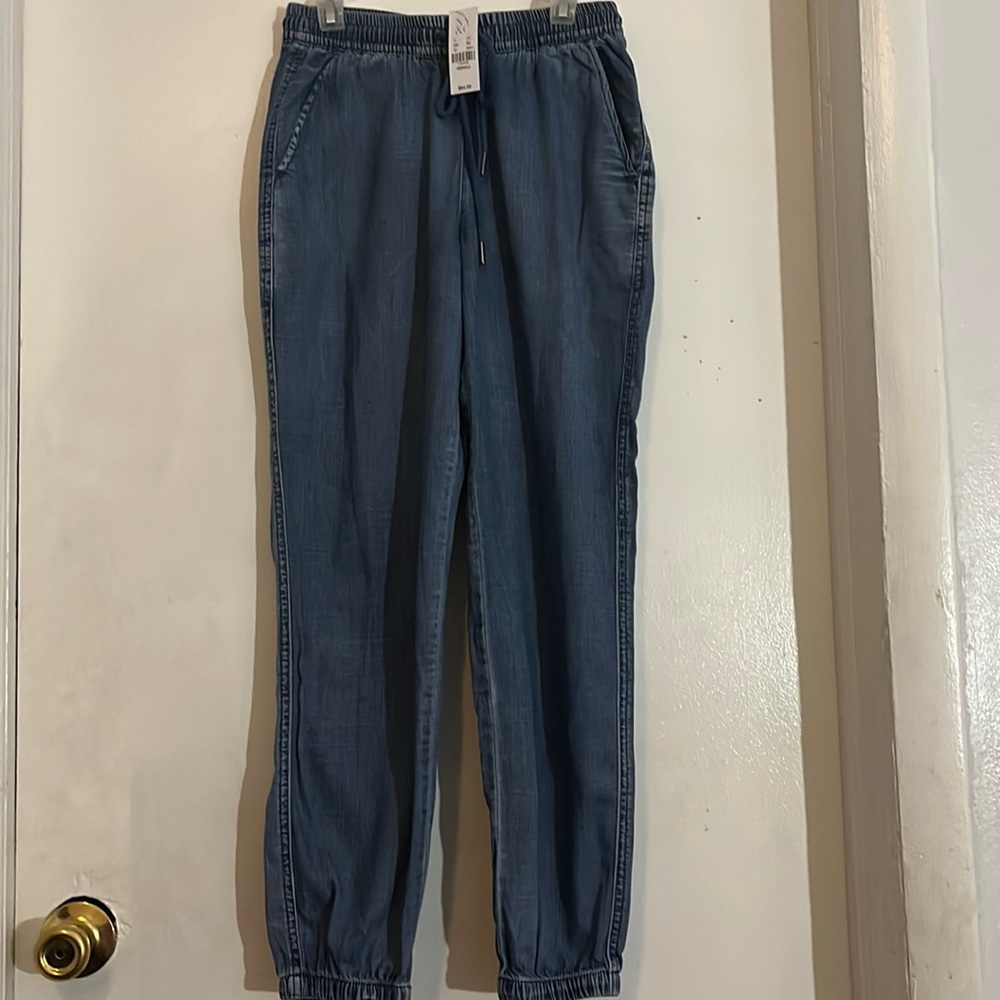 NWT -Denim Capri Pants. (Runs big)